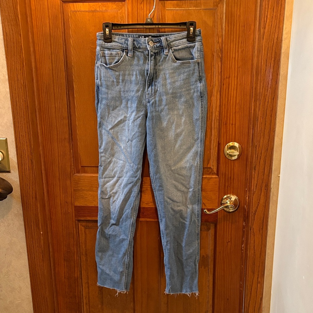 Hollister Women's Light Ultra High-Rise Mom Jeans